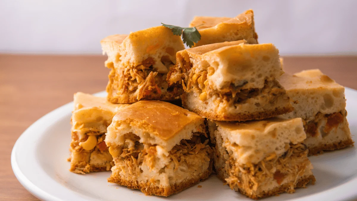 Torta de Liquidificador com Recheio de Frango e Legumes